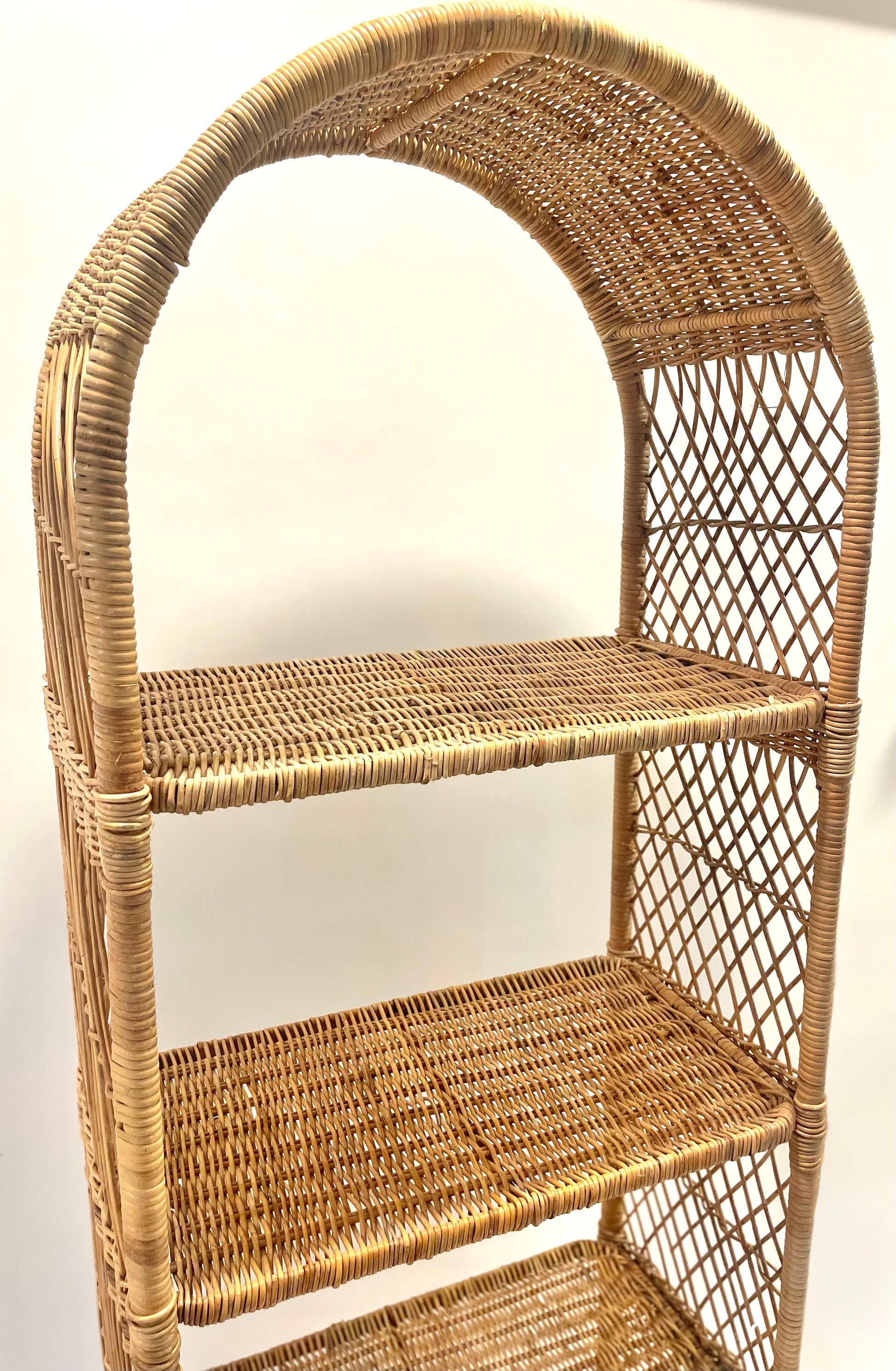 White top rattan shelf